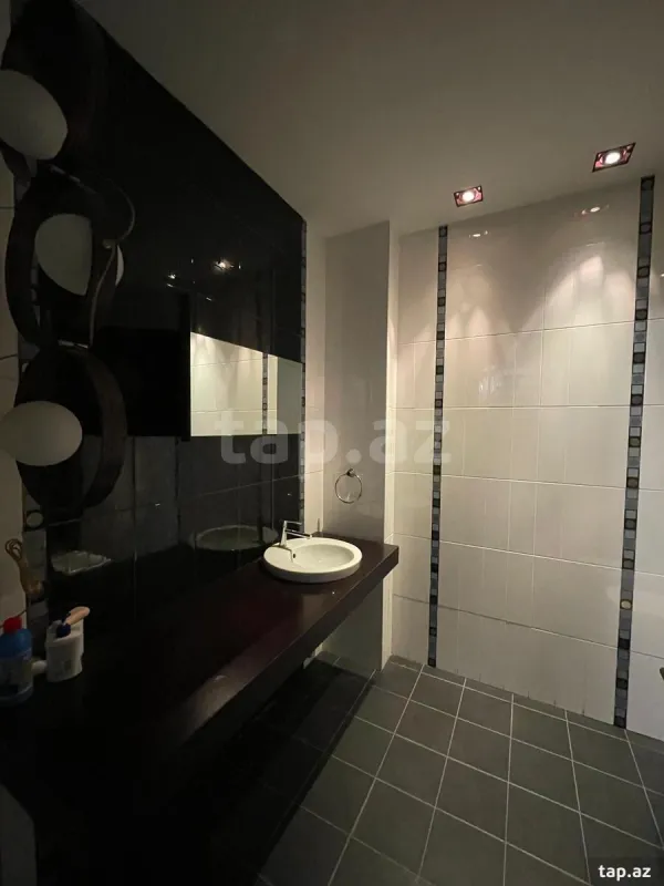 Satılır 7 otaqlı mənzil 368 m²