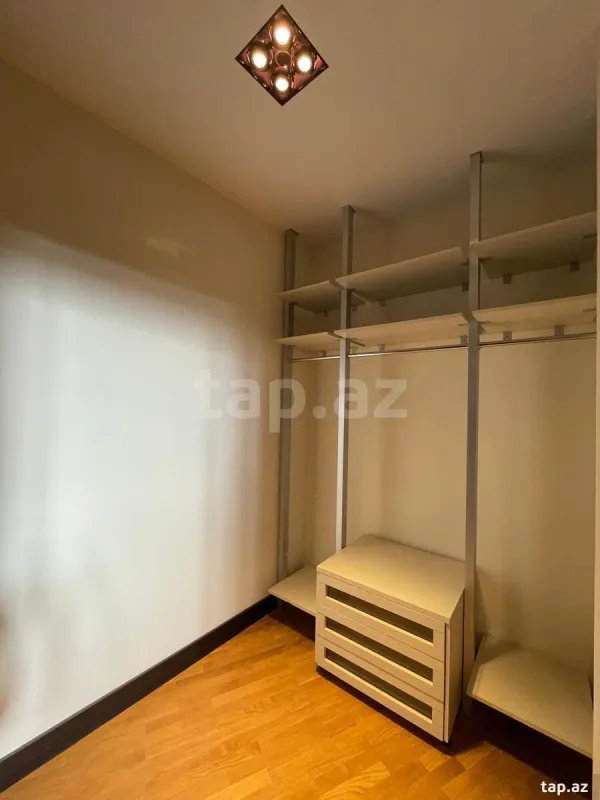 Satılır 7 otaqlı mənzil 368 m²
