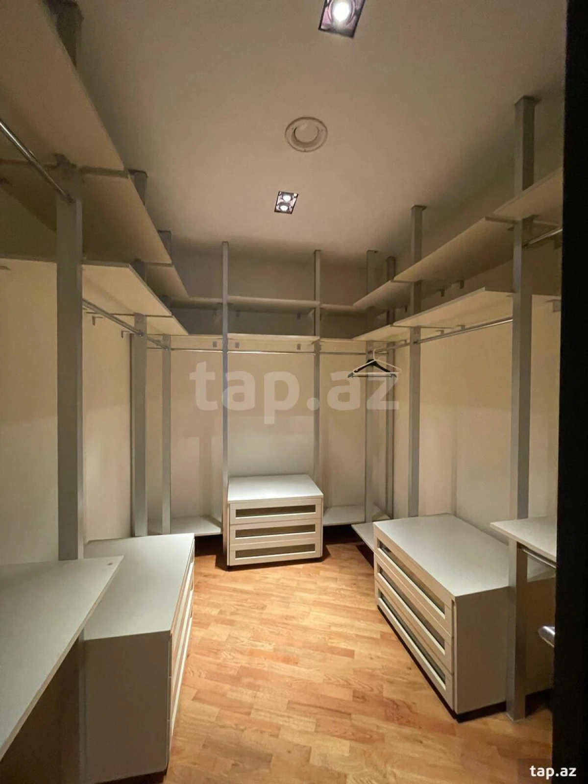 Satılır 7 otaqlı mənzil 368 m²