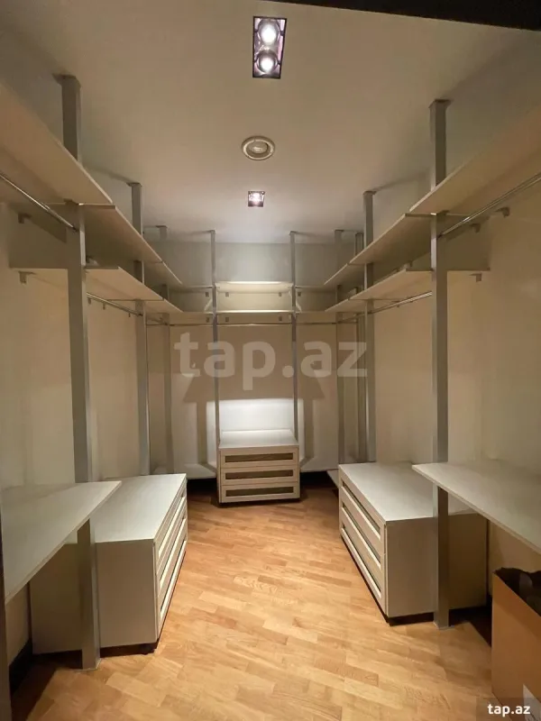 Satılır 7 otaqlı mənzil 368 m²