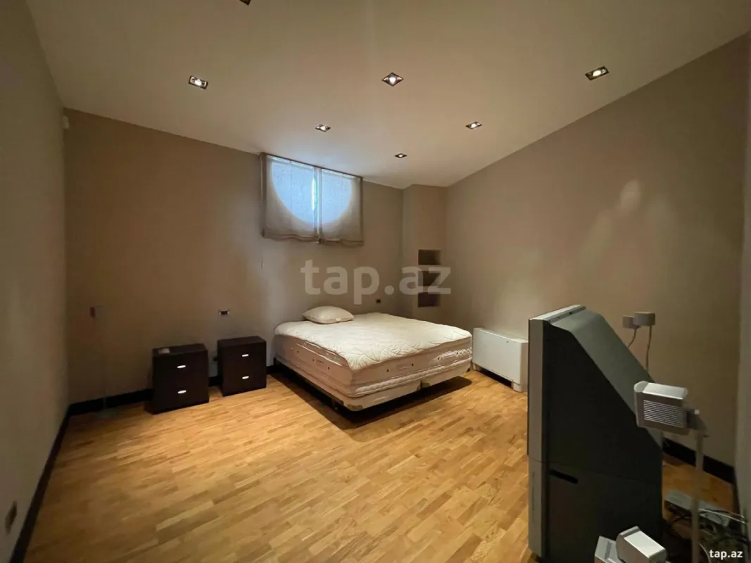 Satılır 7 otaqlı mənzil 368 m²