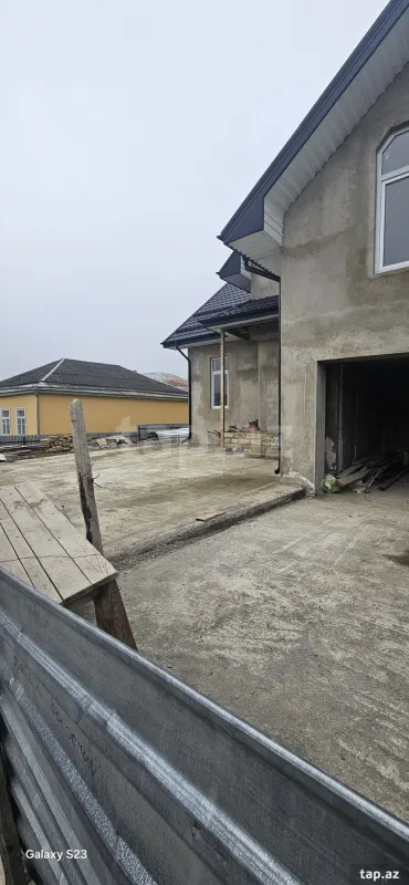 Satılır 5 otaqlı həyət evi 300 m²