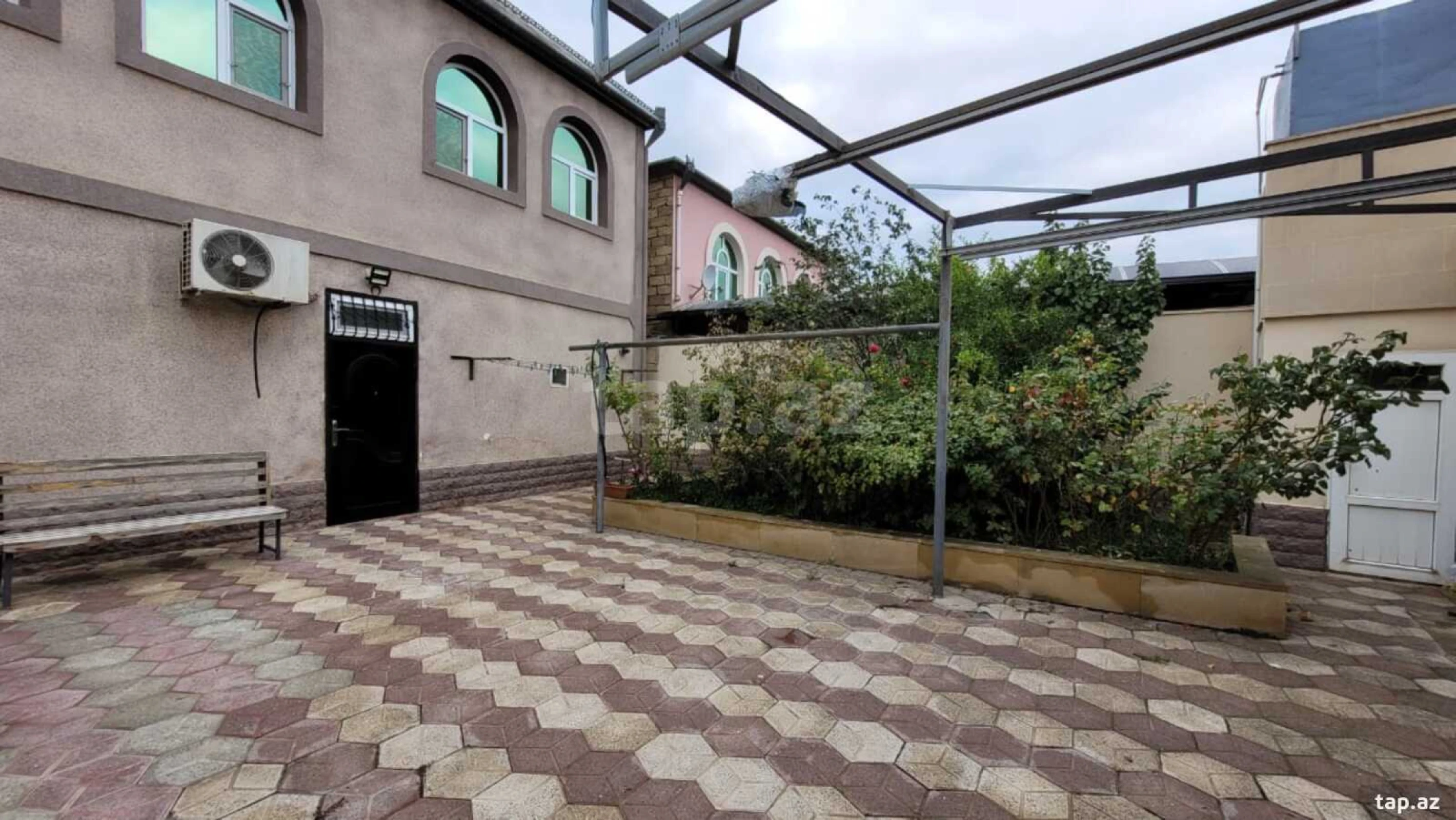 Satılır 7 otaqlı həyət evi