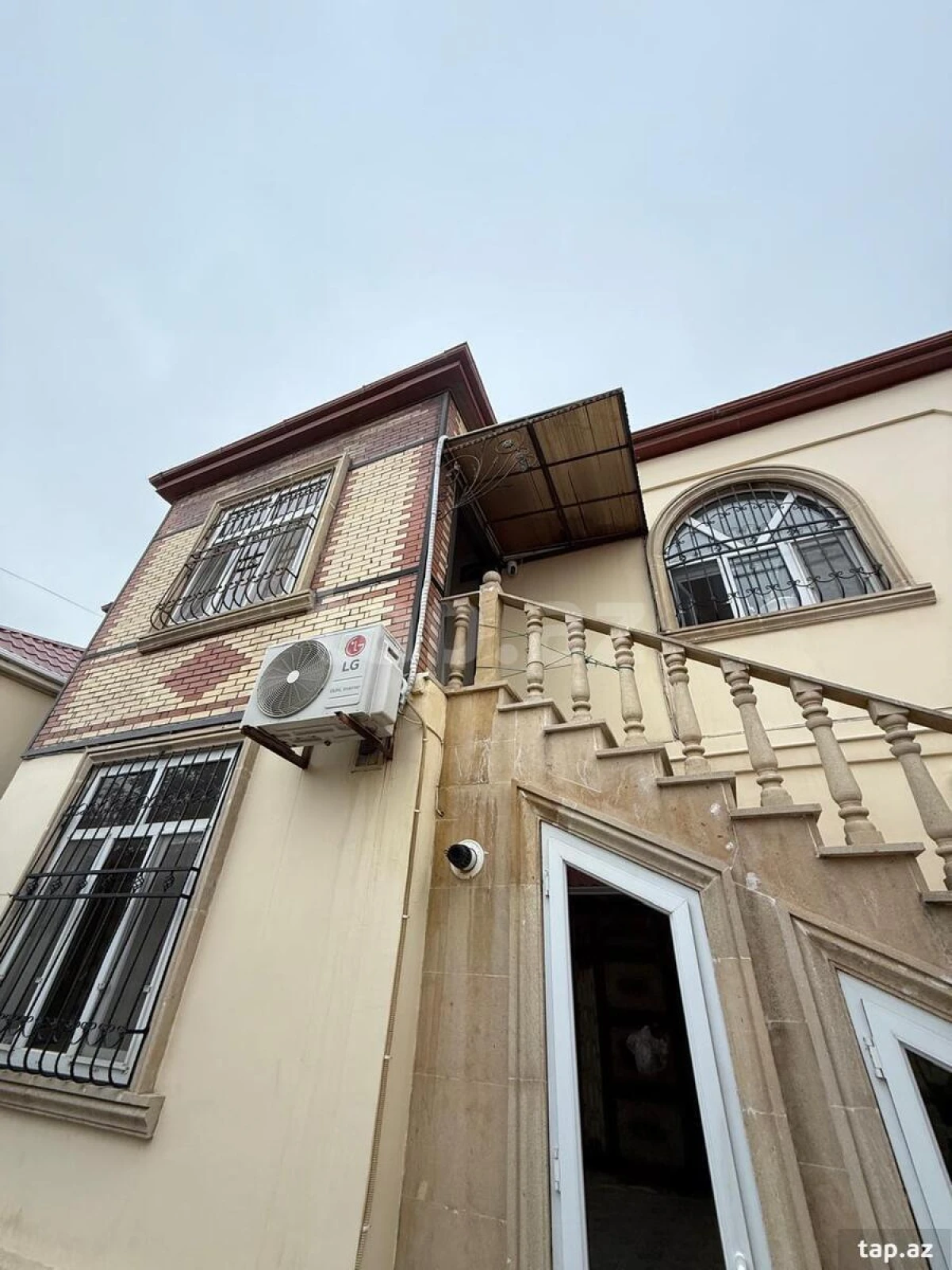 Satılır 6 otaqlı həyət evi