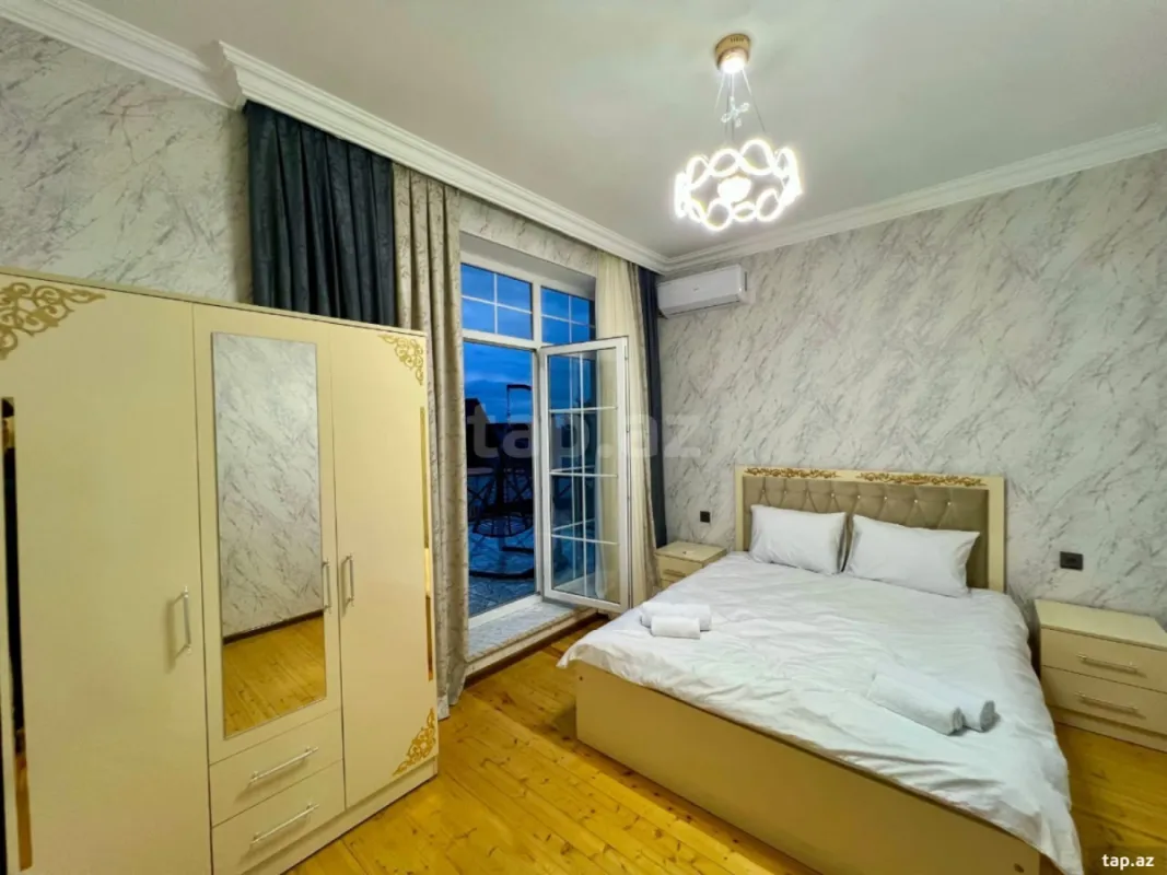 Satılır 8 otaqlı həyət evi