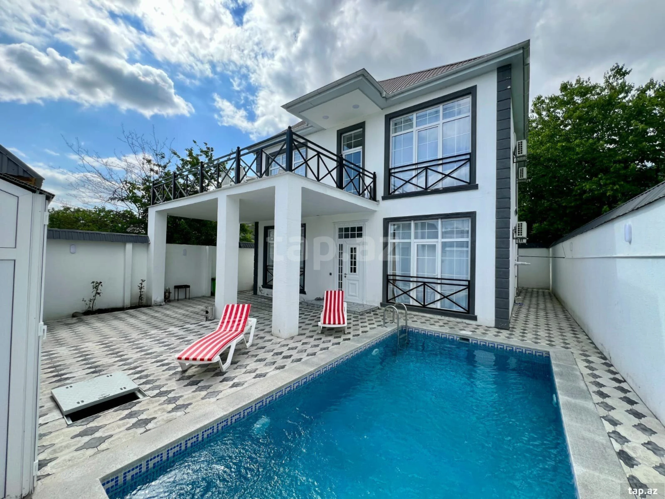 Satılır 8 otaqlı həyət evi