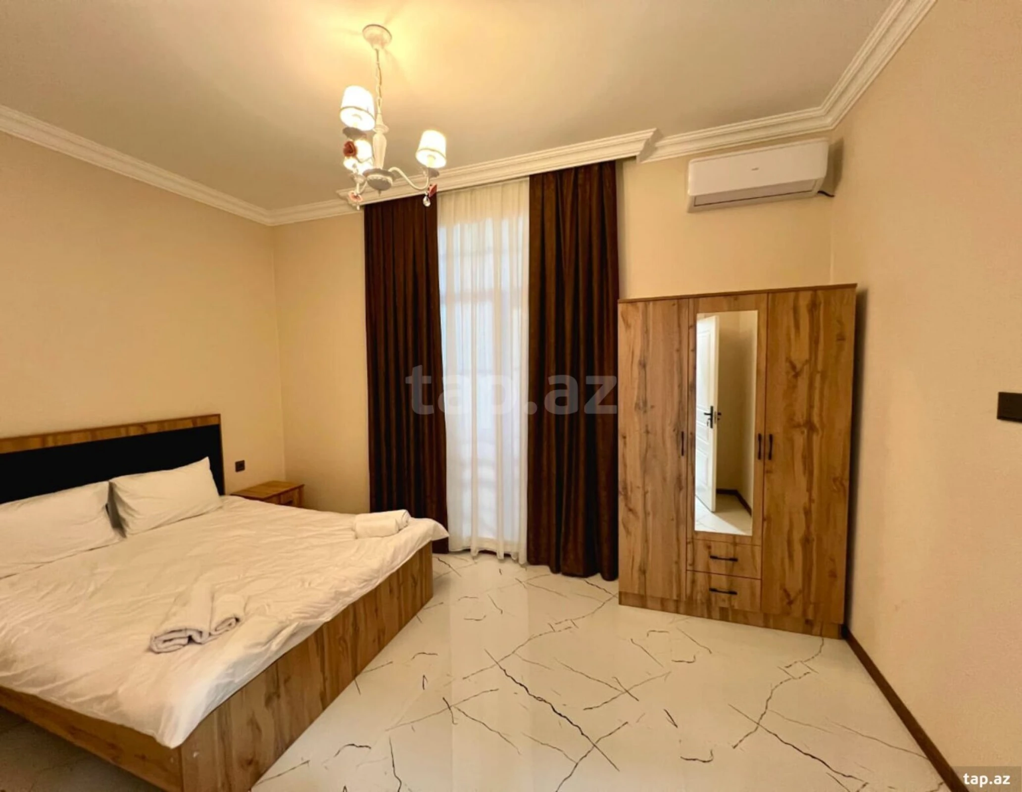 Satılır 8 otaqlı həyət evi