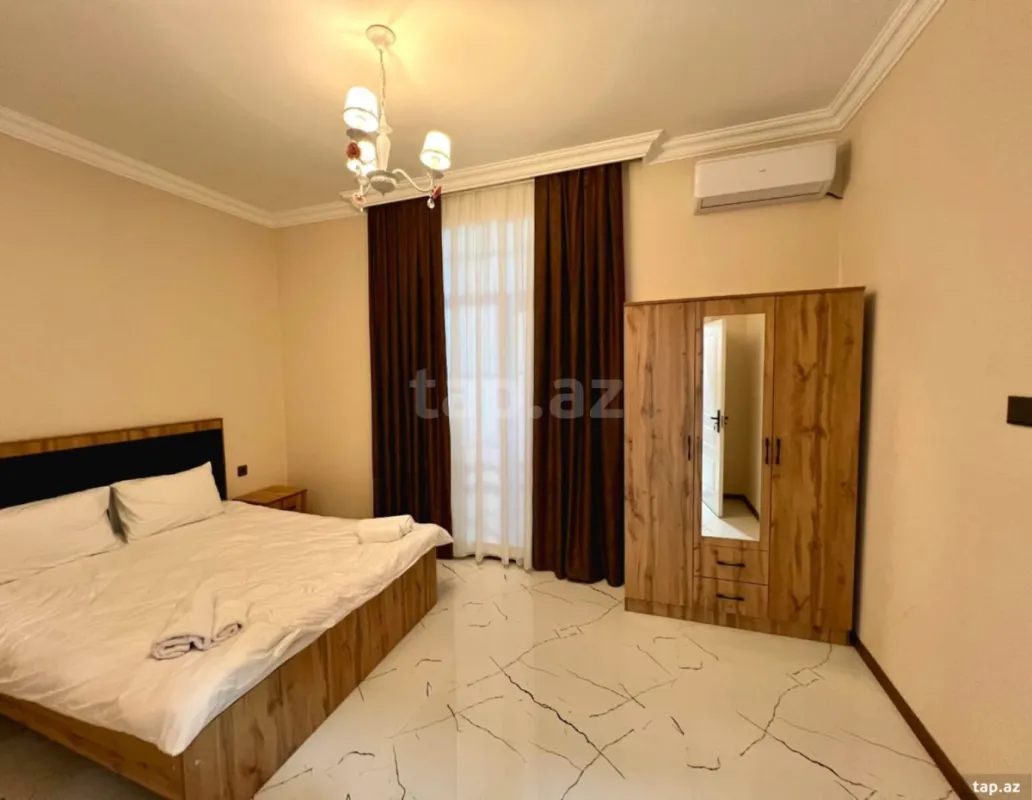 Satılır 8 otaqlı həyət evi