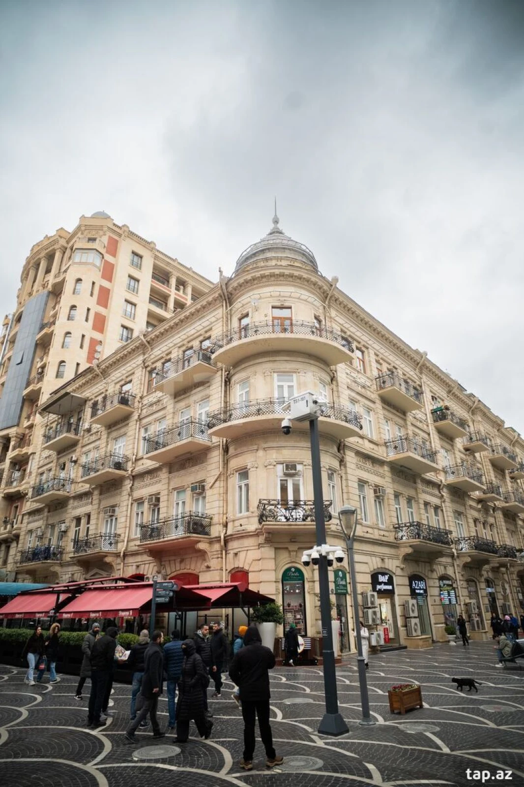 Kirayə verilir 4 otaqlı mənzil 205 m²