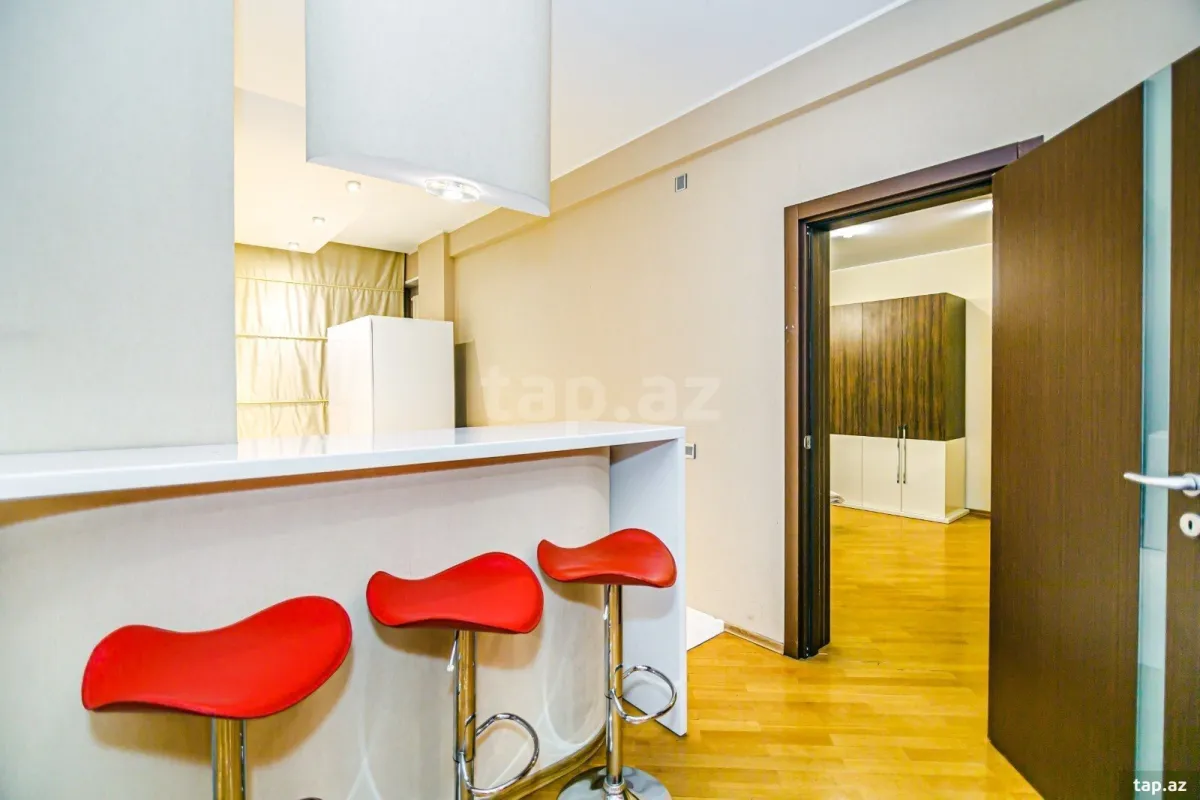 Kirayə verilir 4 otaqlı yeni tikili 200 m²