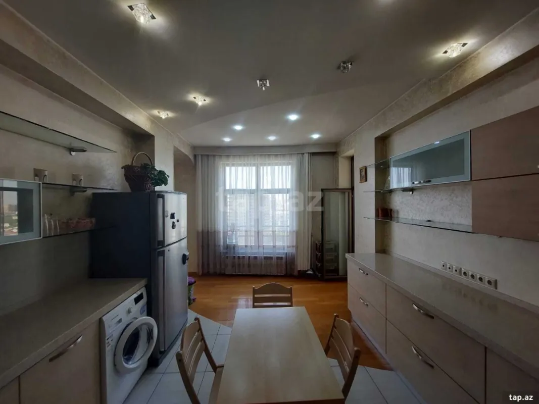 Kirayə verilir 4 otaqlı yeni tikili 190 m²