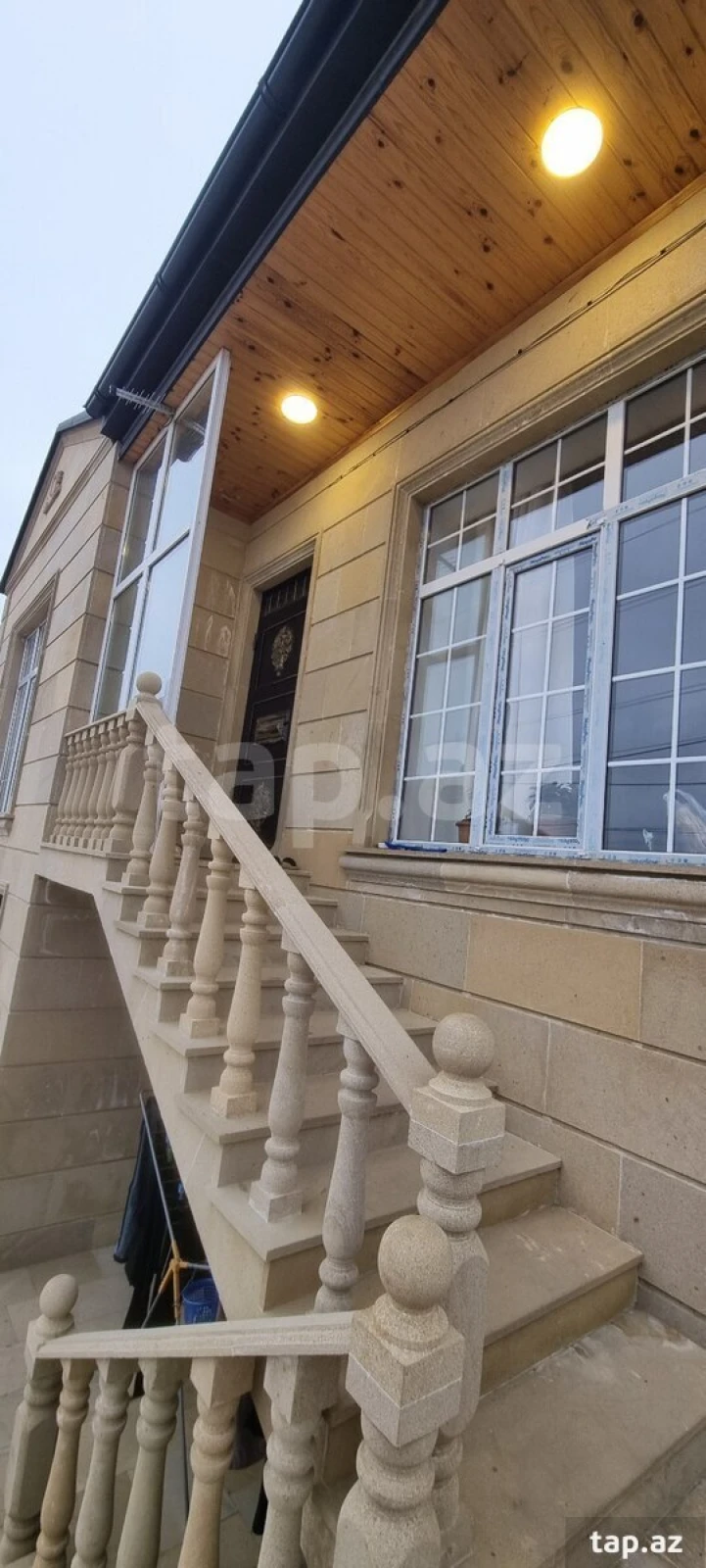 Satılır 8 otaqlı həyət evi