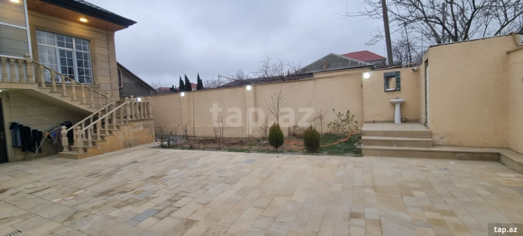 Satılır 8 otaqlı həyət evi