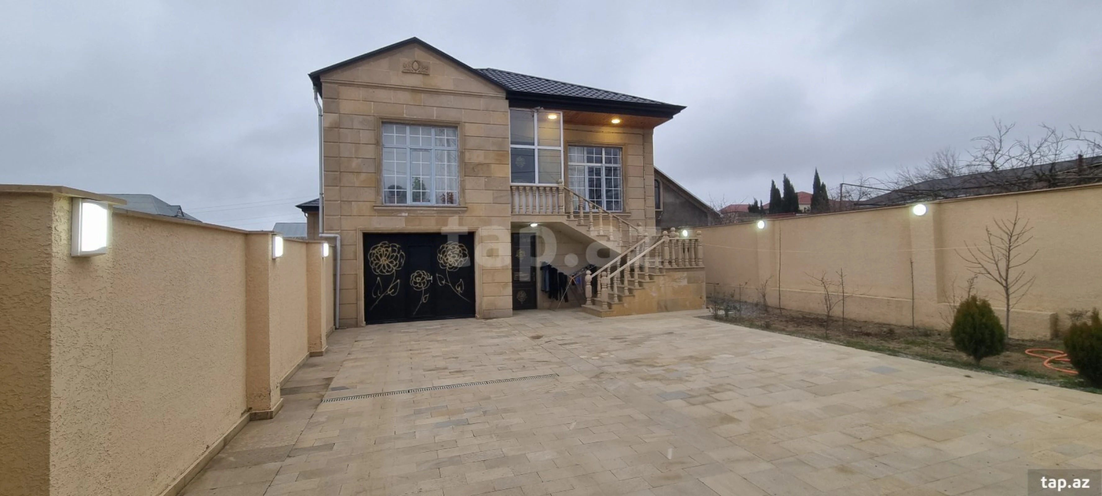 Satılır 8 otaqlı həyət evi