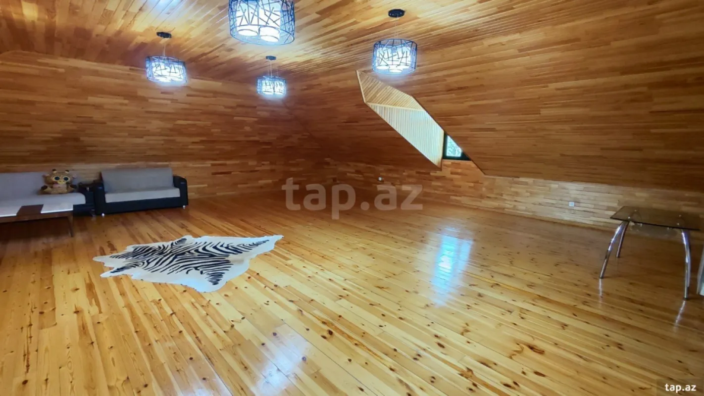 Satılır 8 otaqlı həyət evi