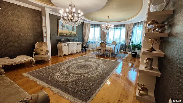Satılır 8 otaqlı həyət evi