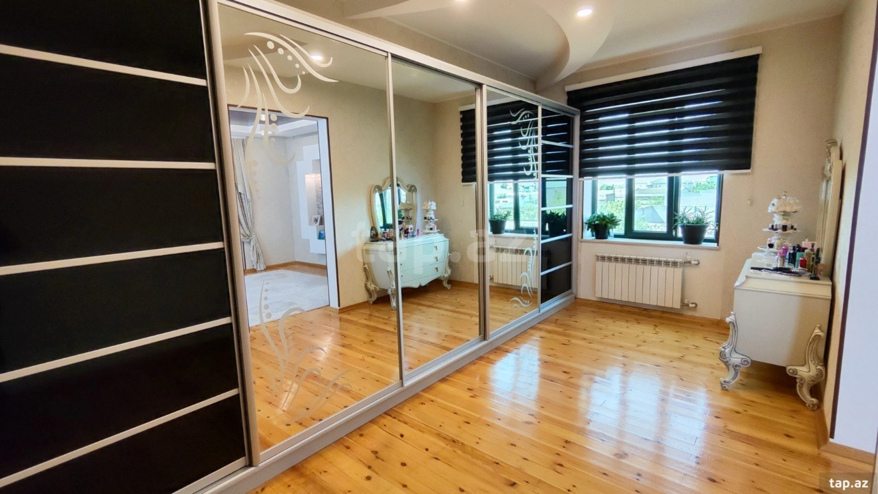 Satılır 8 otaqlı həyət evi