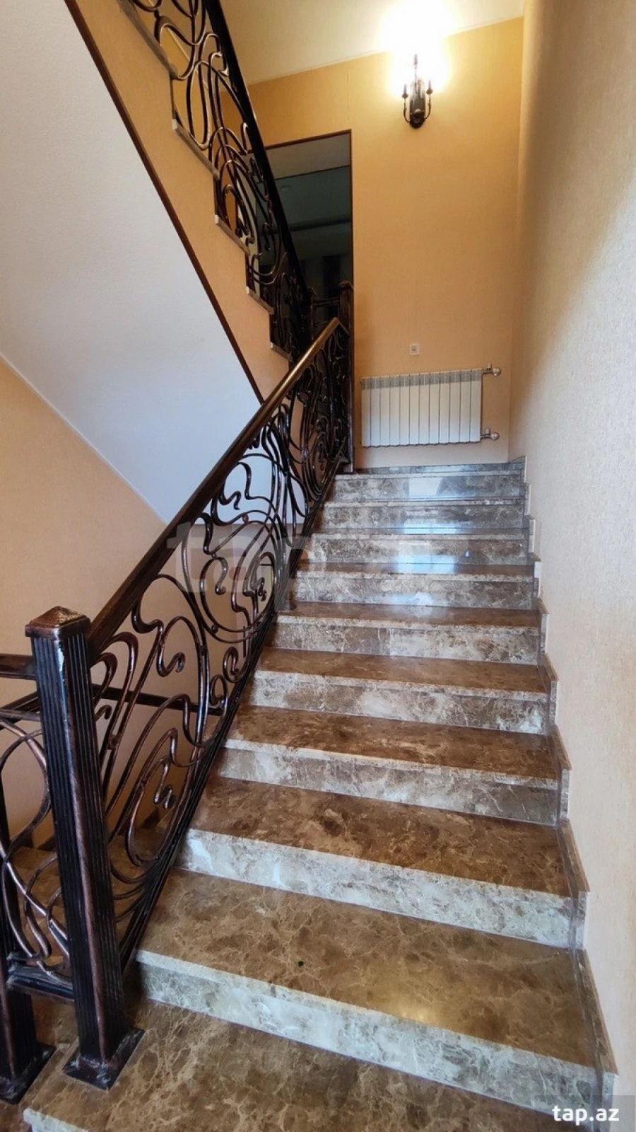 Satılır 8 otaqlı həyət evi