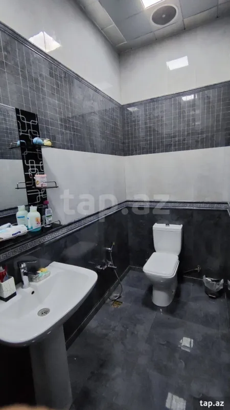 Satılır 8 otaqlı həyət evi