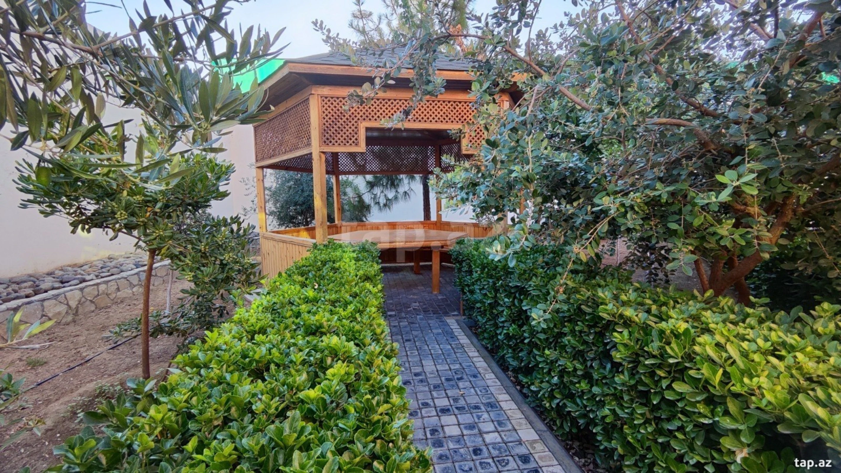 Satılır 8 otaqlı həyət evi