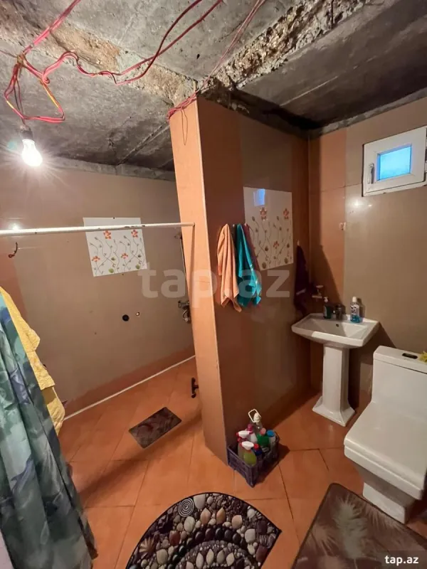 Satılır 6 otaqlı həyət evi