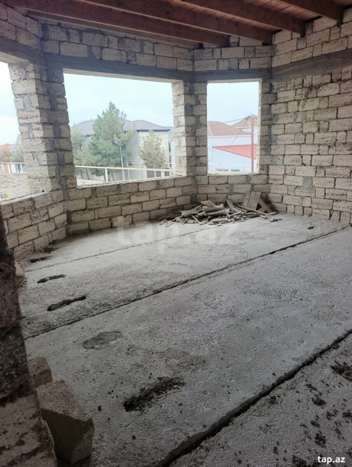 Satılır 8 otaqlı həyət evi