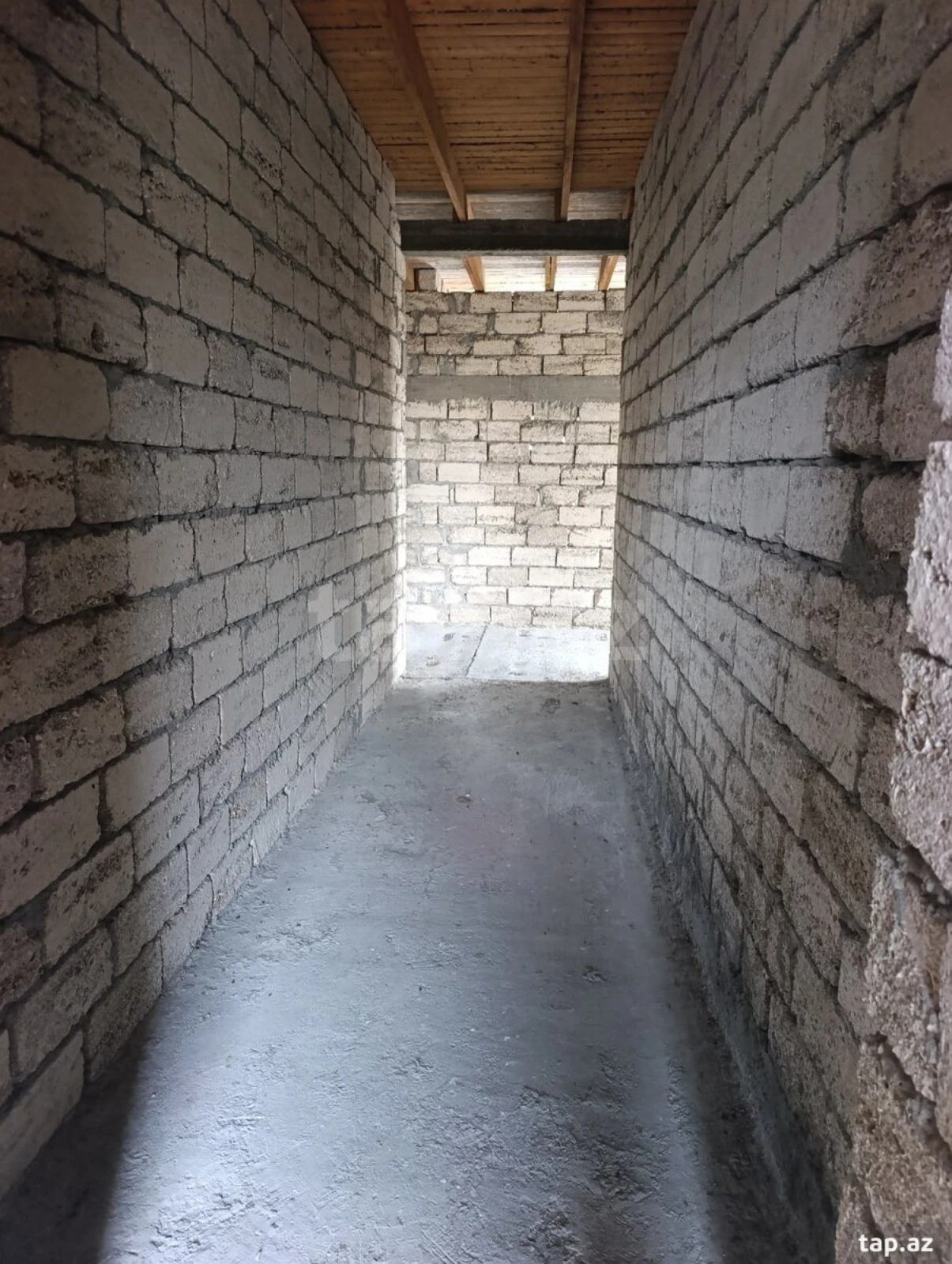 Satılır 8 otaqlı həyət evi