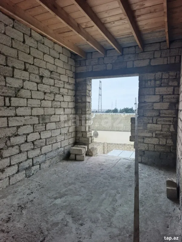 Satılır 8 otaqlı həyət evi