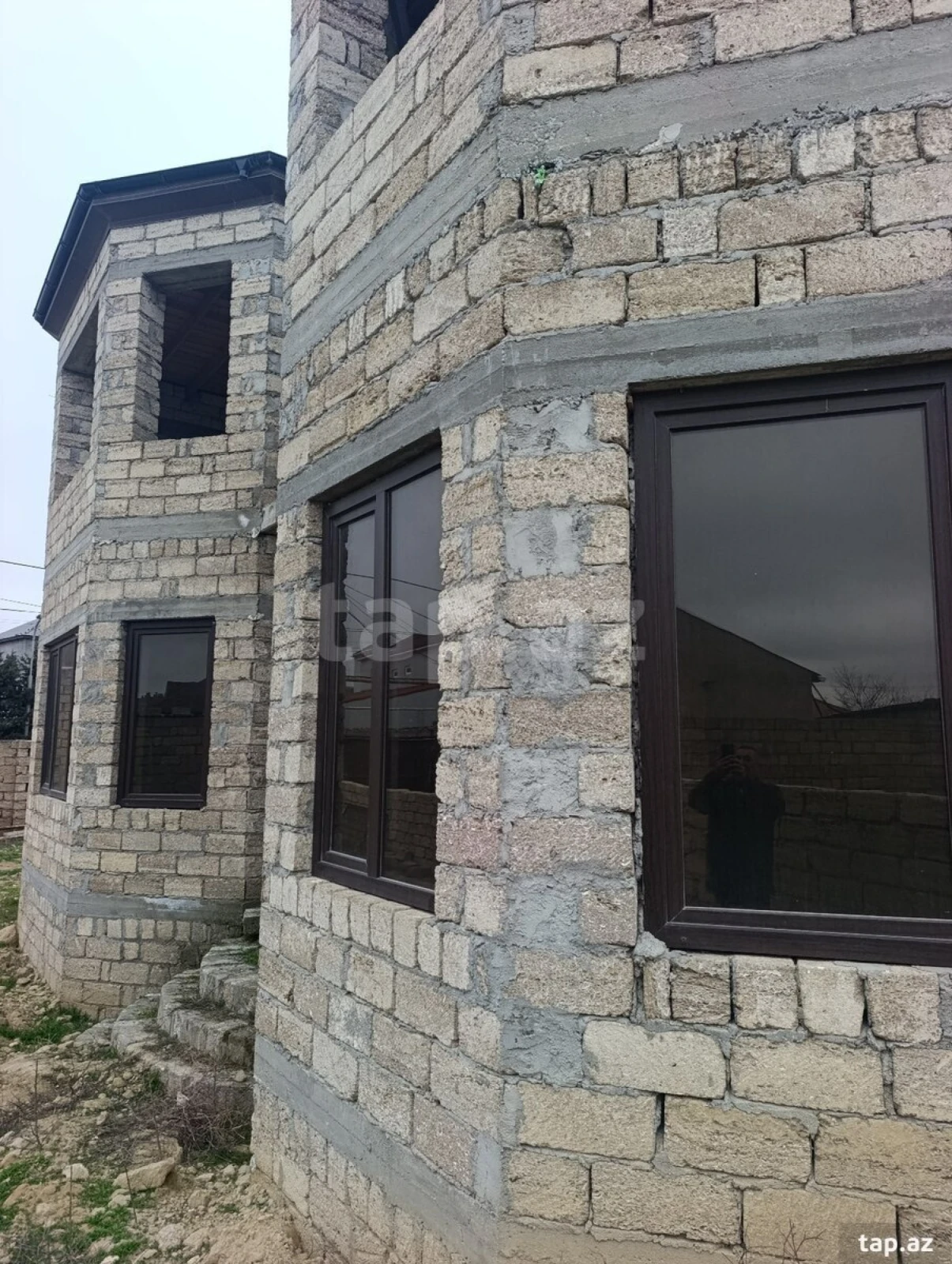 Satılır 8 otaqlı həyət evi