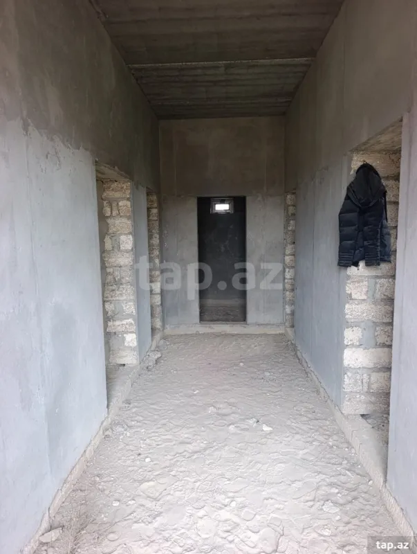 Satılır 8 otaqlı həyət evi