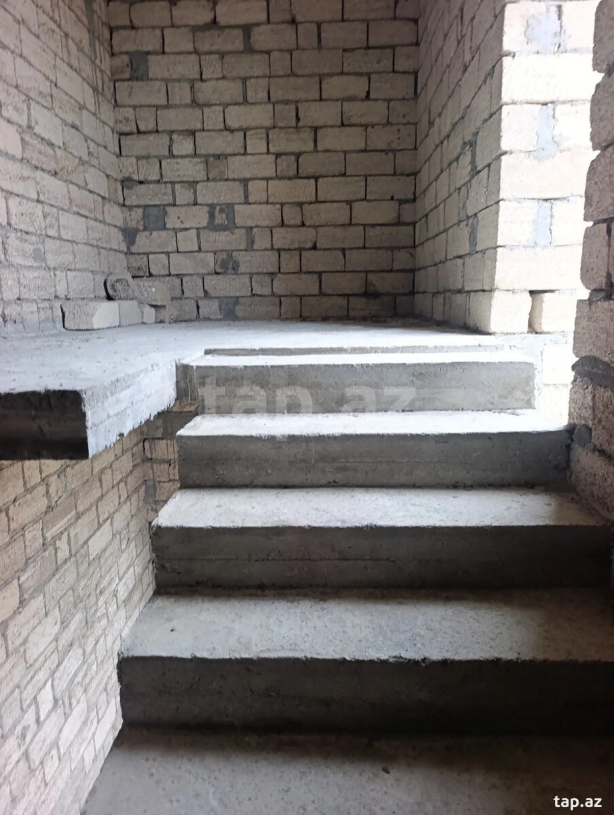 Satılır 8 otaqlı həyət evi