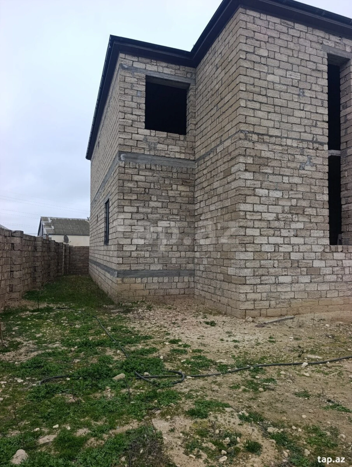 Satılır 8 otaqlı həyət evi