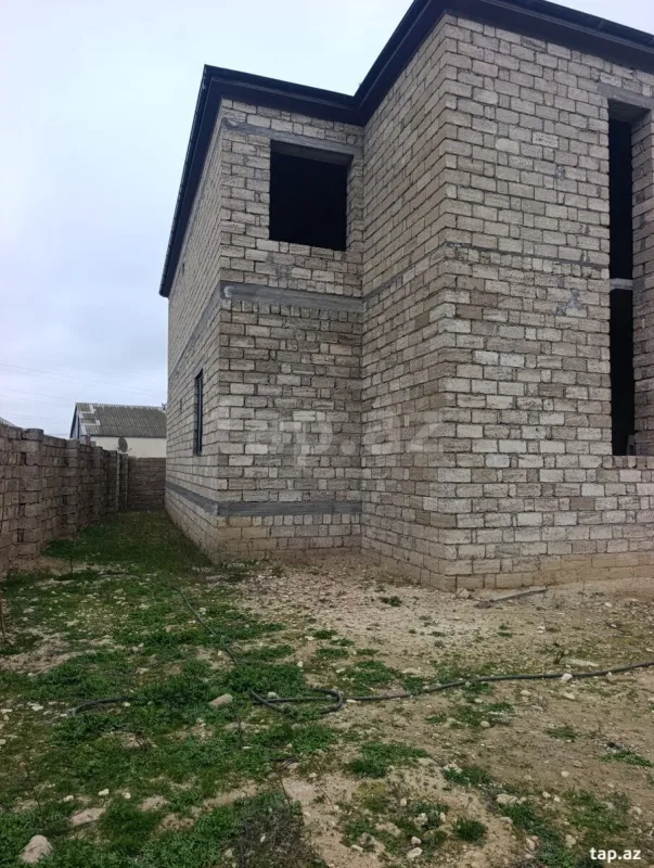 Satılır 8 otaqlı həyət evi