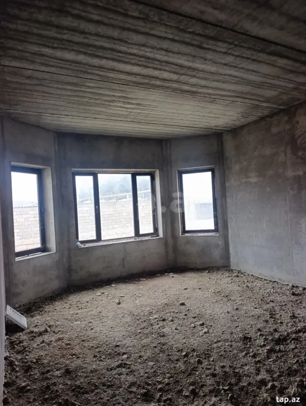 Satılır 8 otaqlı həyət evi