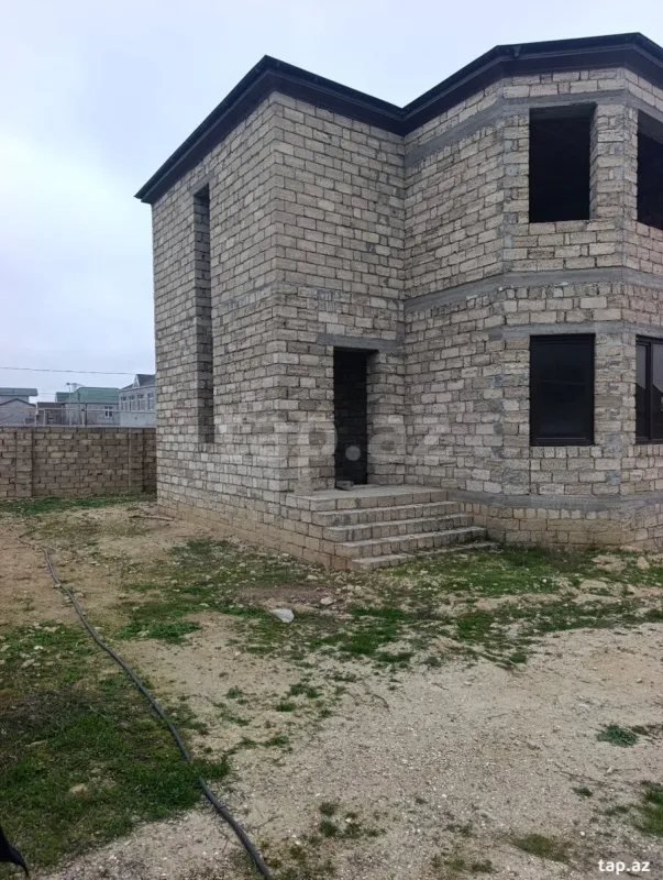 Satılır 8 otaqlı həyət evi