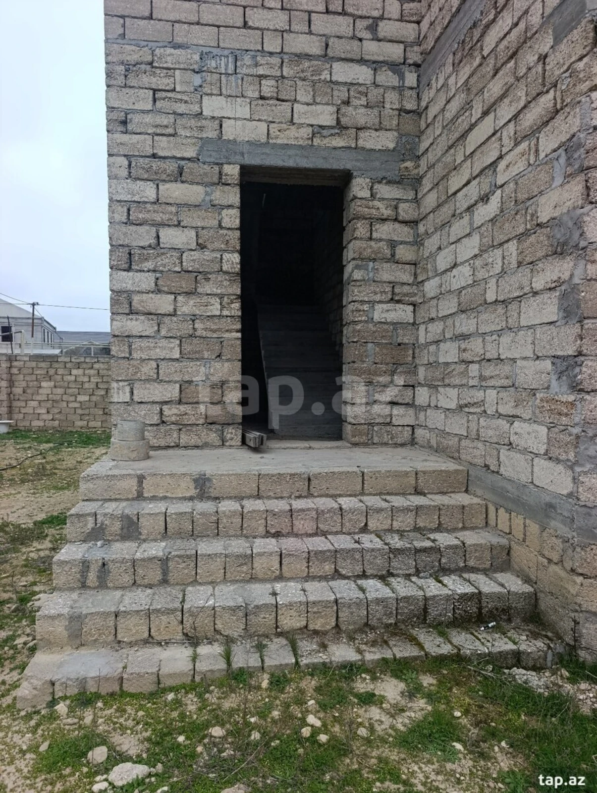 Satılır 8 otaqlı həyət evi