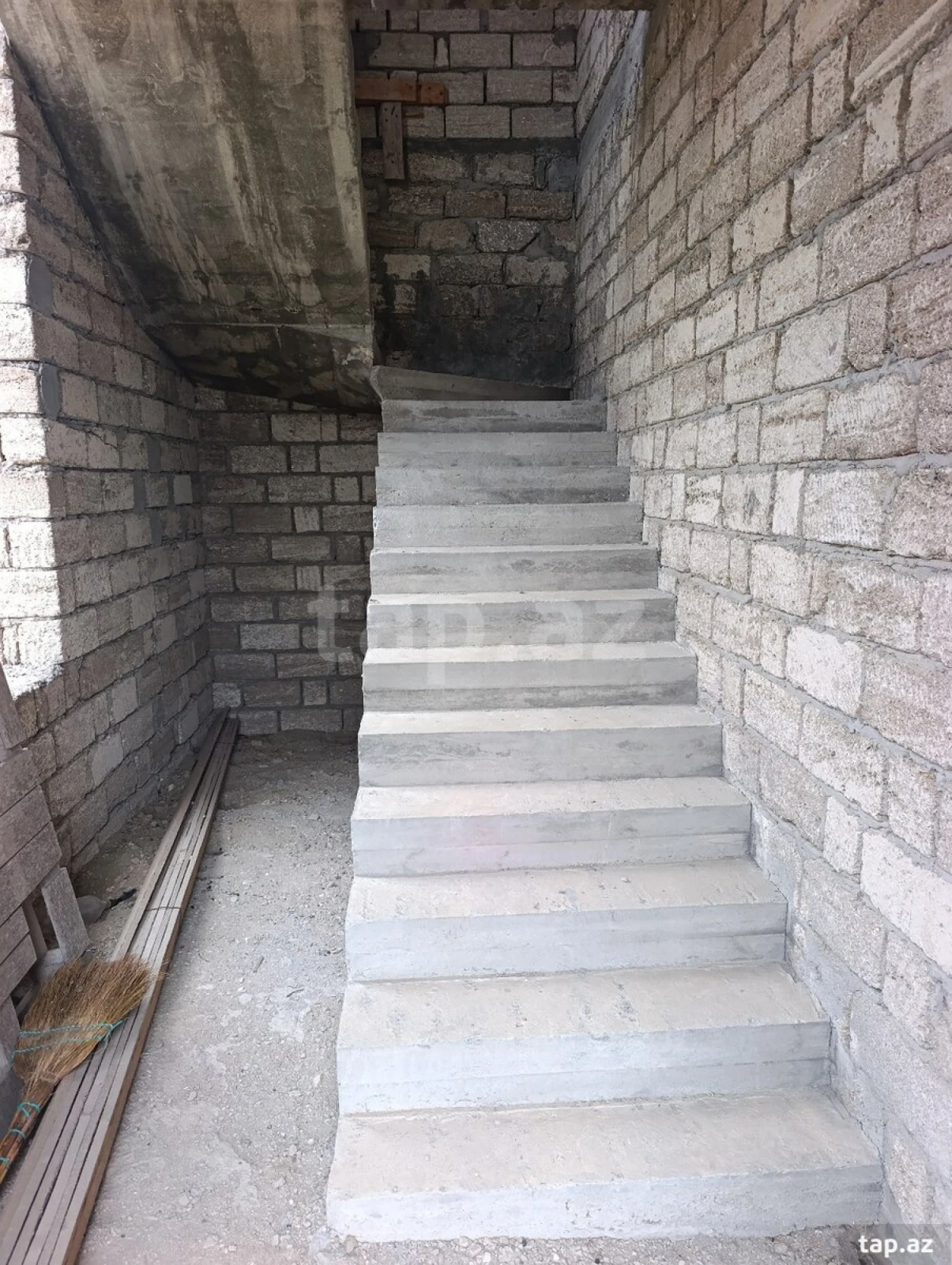 Satılır 8 otaqlı həyət evi