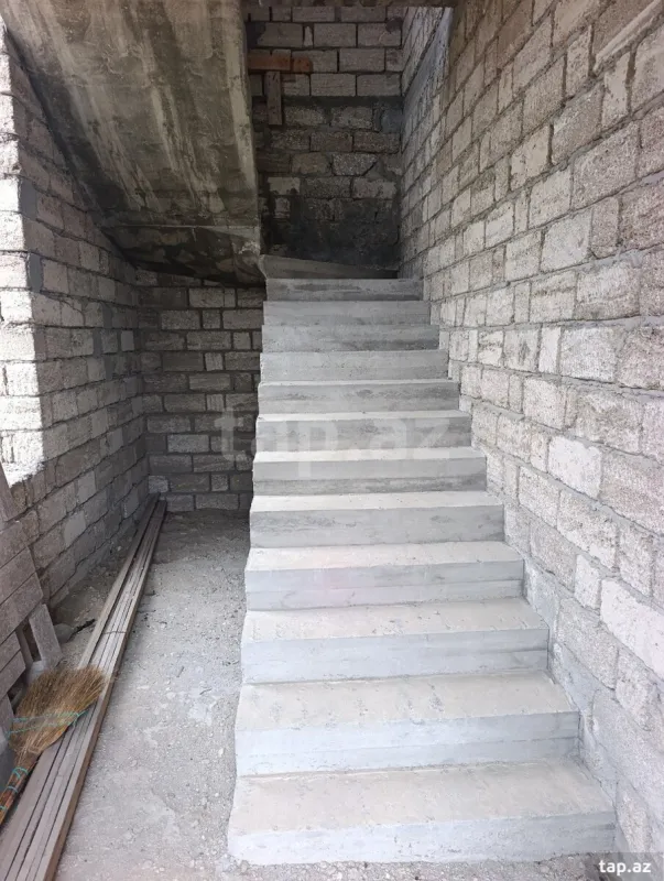 Satılır 8 otaqlı həyət evi