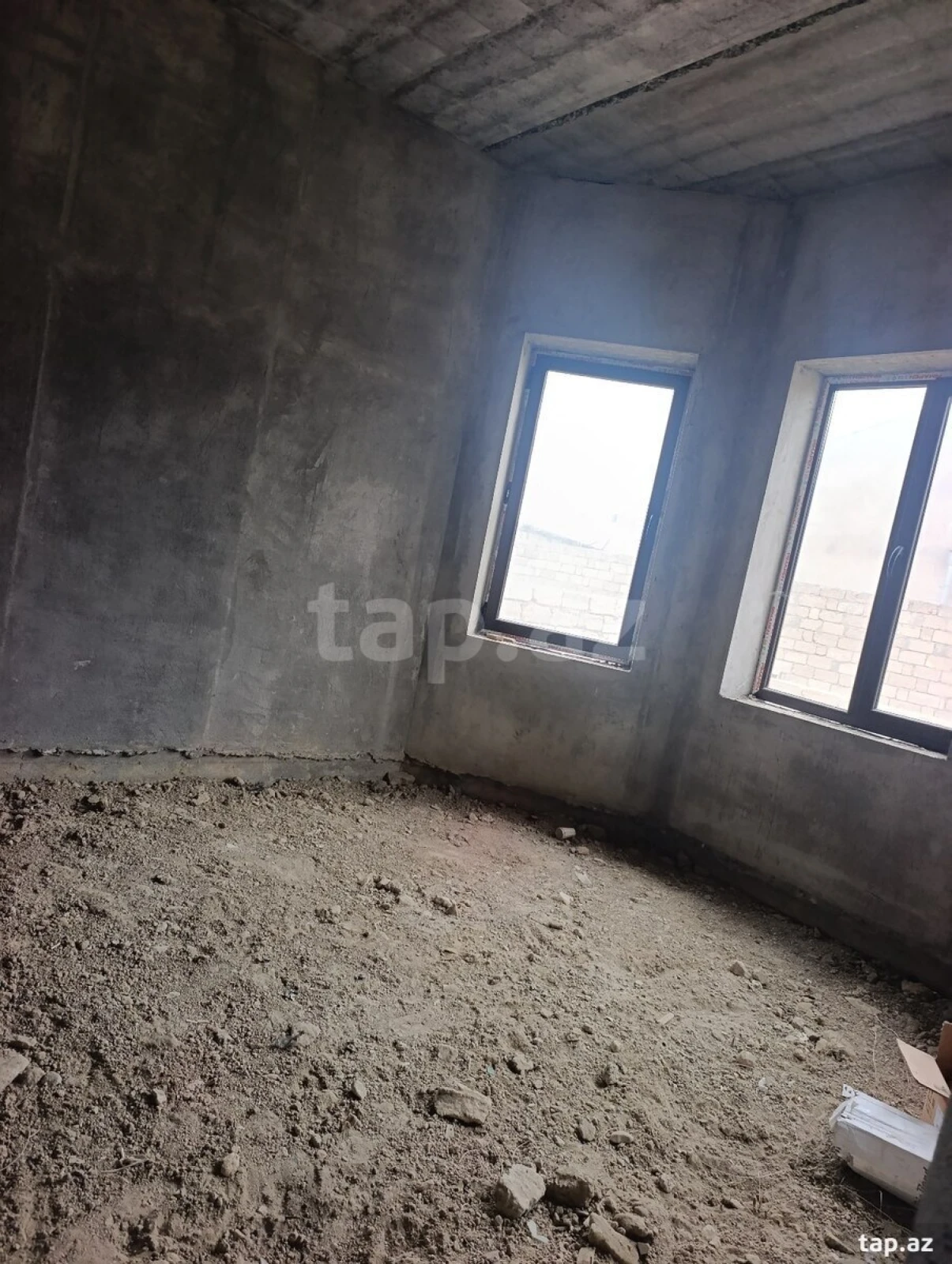 Satılır 8 otaqlı həyət evi