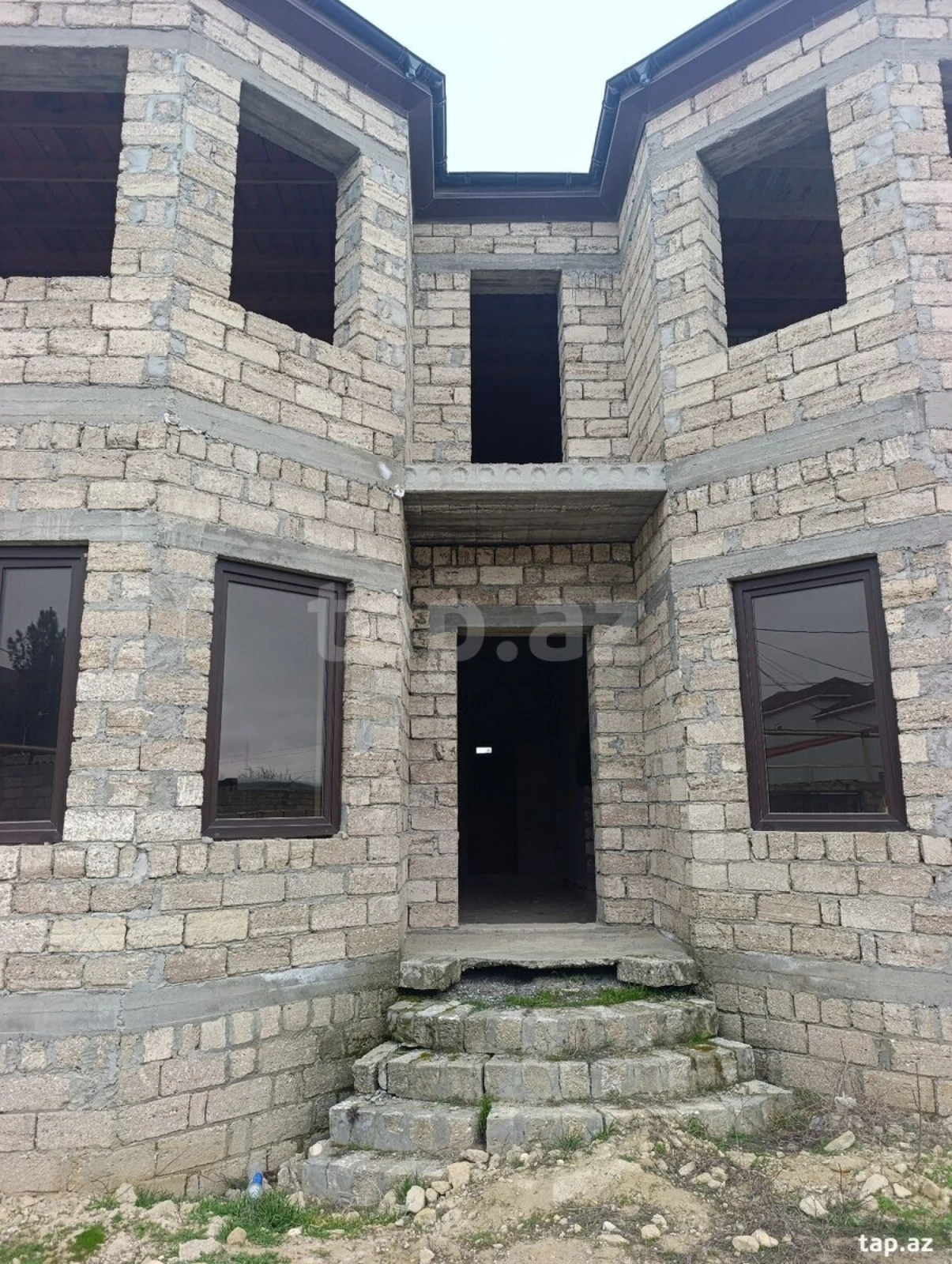 Satılır 8 otaqlı həyət evi