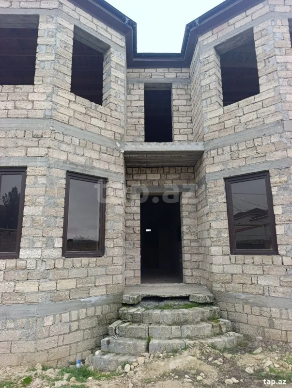 Satılır 8 otaqlı həyət evi