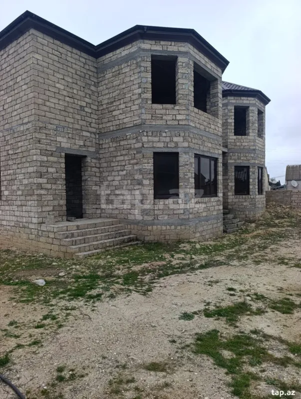 Satılır 8 otaqlı həyət evi