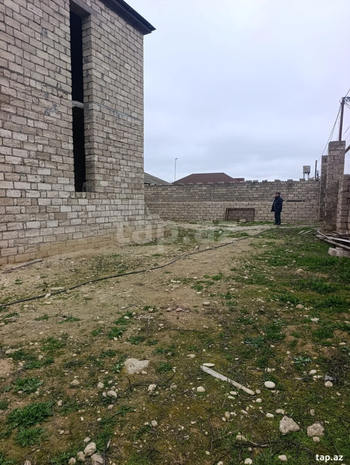 Satılır 8 otaqlı həyət evi