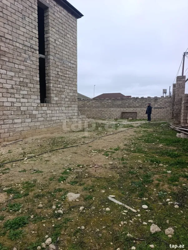 Satılır 8 otaqlı həyət evi