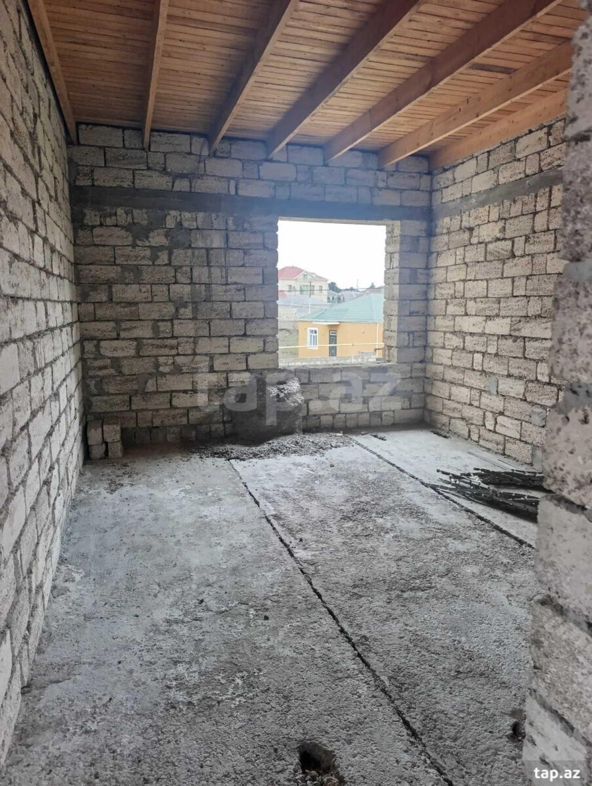 Satılır 8 otaqlı həyət evi