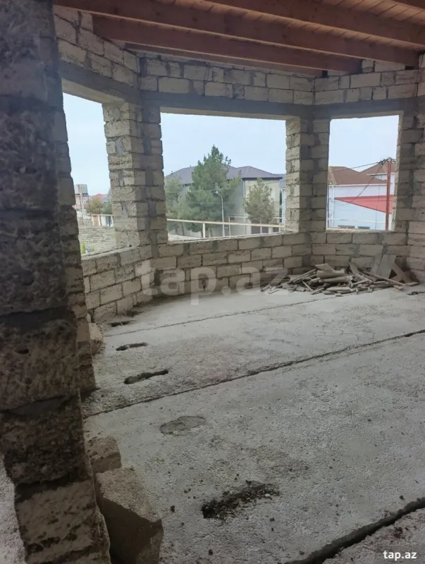 Satılır 8 otaqlı həyət evi