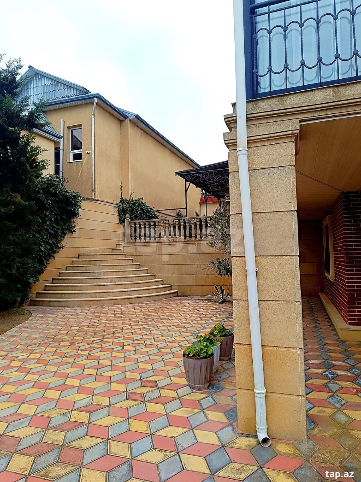 Satılır 5 otaqlı həyət evi