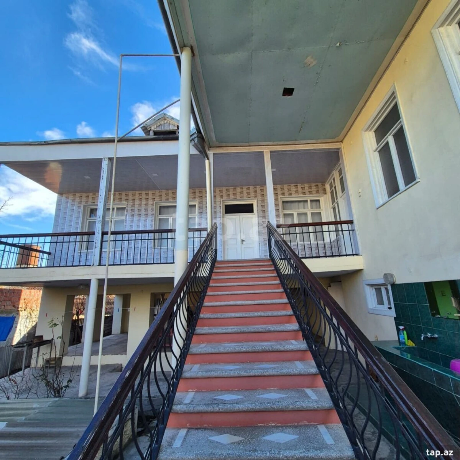 Satılır 4 otaqlı həyət evi