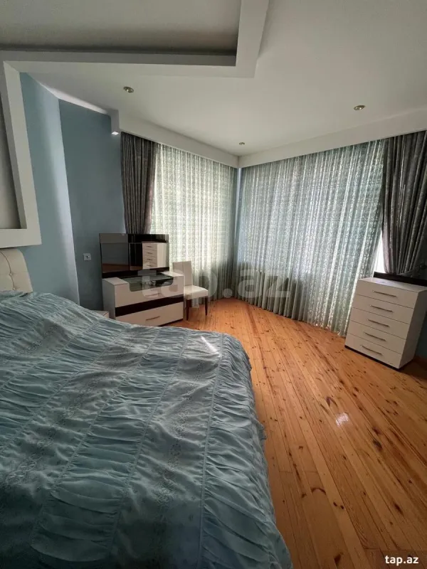 Satılır 8 otaqlı həyət evi