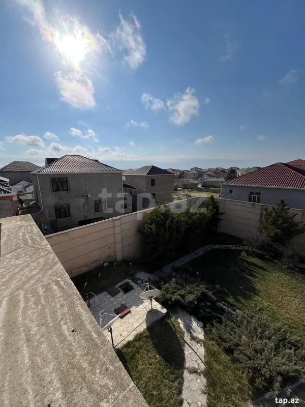 Satılır 8 otaqlı həyət evi